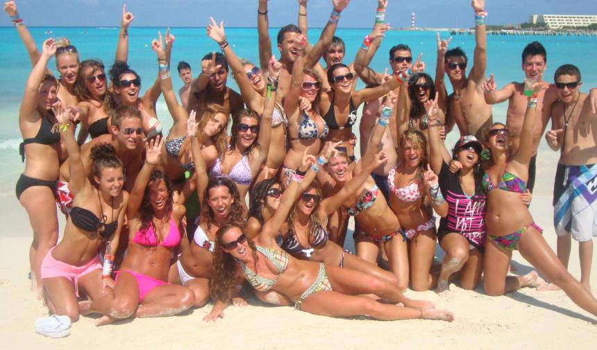 large group of high school students on the beach in Riviera Maya