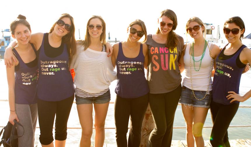 seven girls posing for a photo wile in Cancun